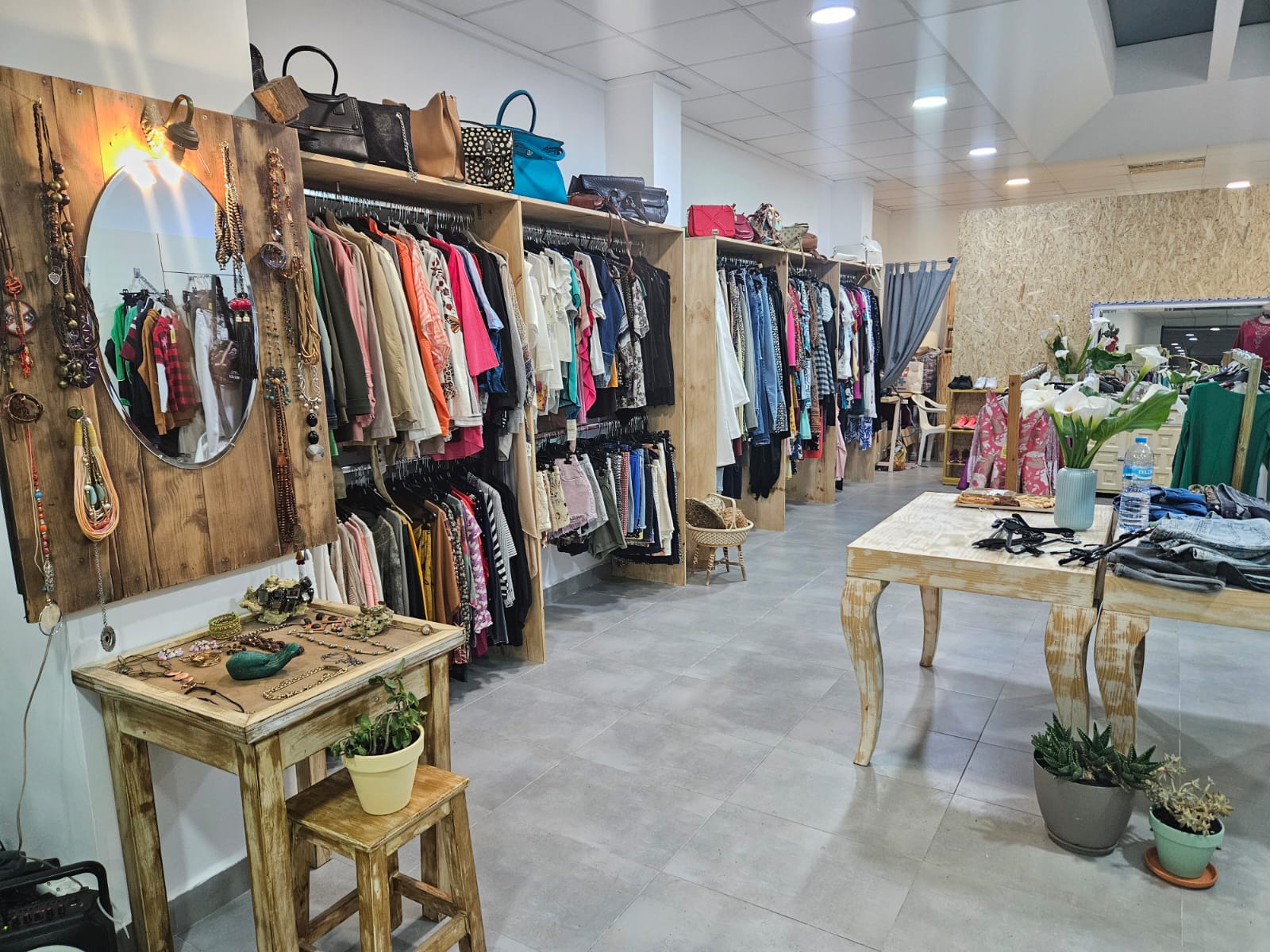 Llega a Oliva La Hormiga Vintage, moda sostenible con alma solidaria